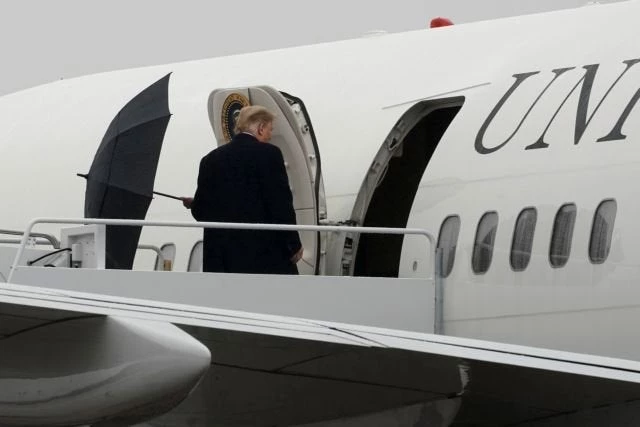 Ο Τραμπ μάλλον δεν ξέρει να χρησιμοποιεί μια… ομπρέλα! (βίντεο)